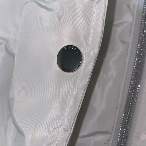 SOLD / Guess White Puffer Jacket - Picture 5 of 11